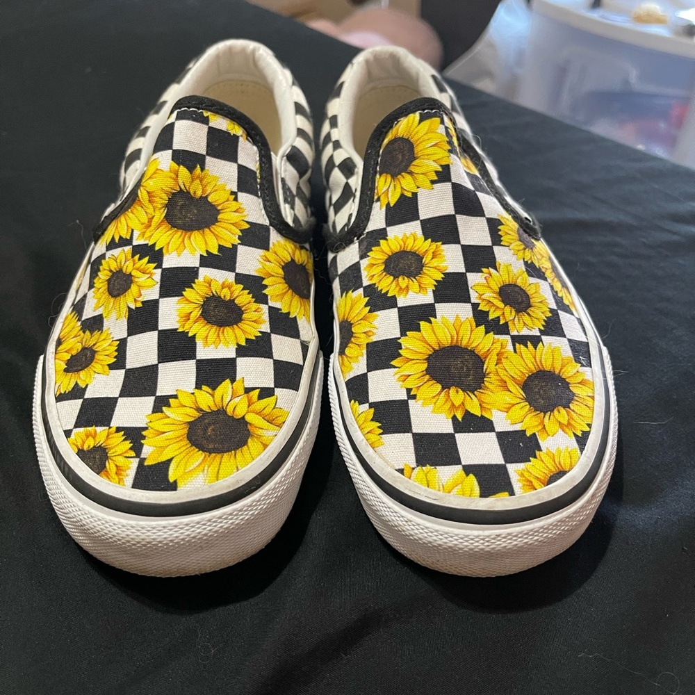 Vans Asher Slip On Sneakers in white
Sunflowers women’s size 7